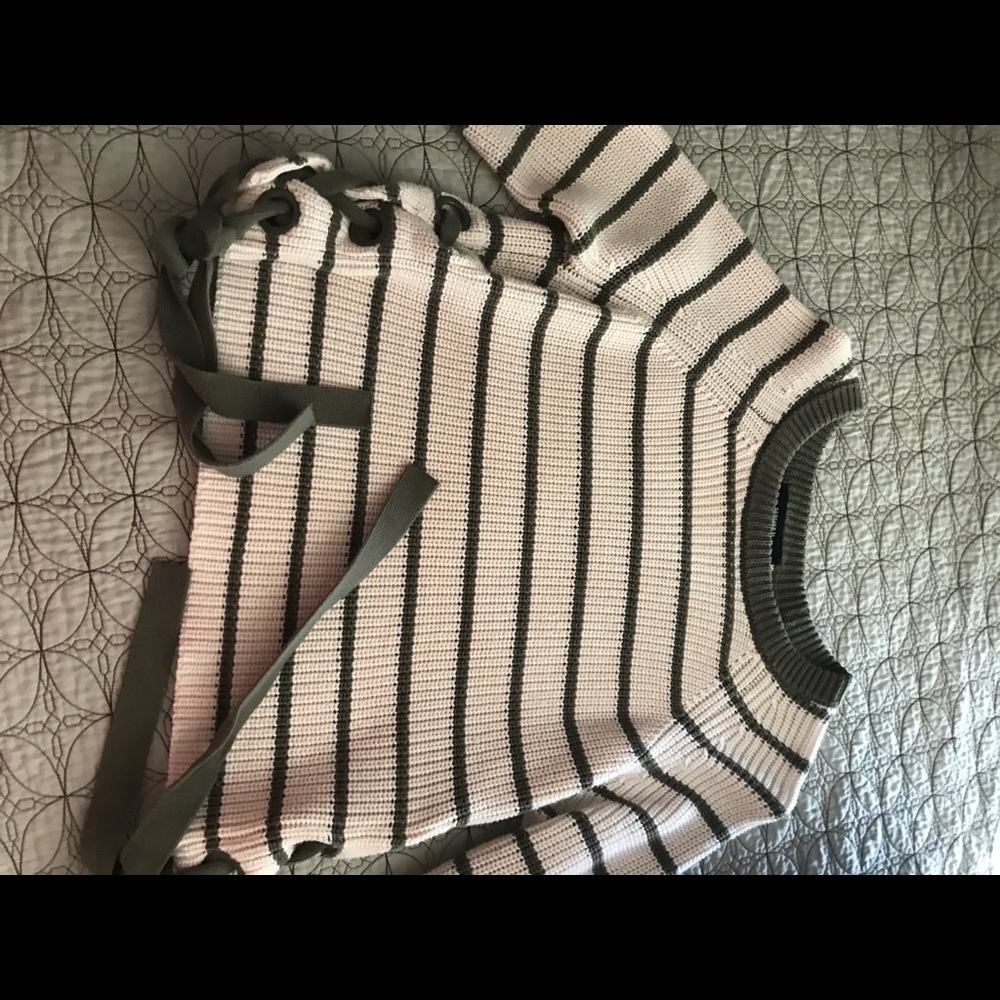 Ribbon sweater .